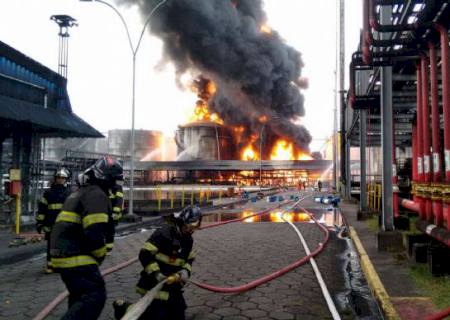 Incêndio causa série de explosões e pode durar 4 dias em Santos