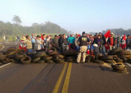 MST bloqueia BR-267 em Nova Andradina