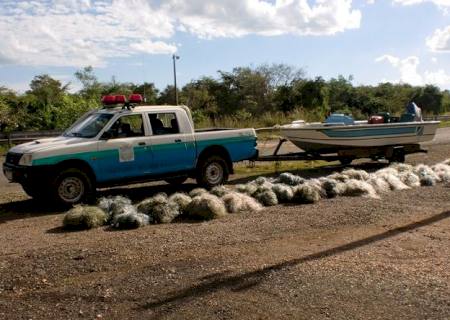 PMA apreende 4 km de redes de pesca armadas no rio Paraná