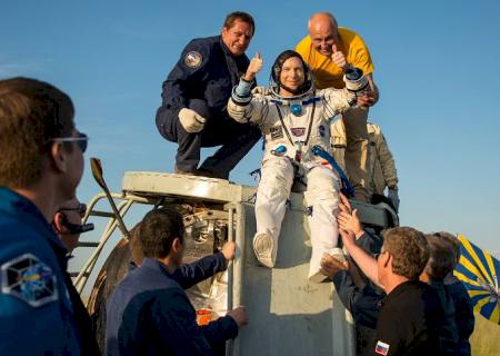 Cápsula com astronautas chega à Terra