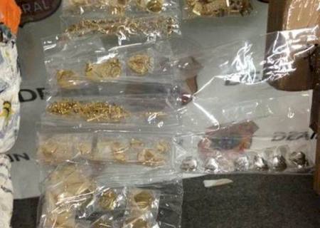 Dupla com mais de R$ 1 milhão em joias é presa