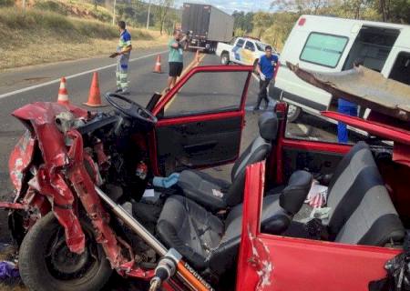 Carro se parte ao meio em batida em SP e deixa 2 em estado grave