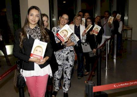 Fãs fazem fila no lançamento de biografia de Andressa Urach em SP