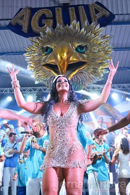 Com looks ousados musas caem no samba