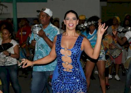 Mega decotada, Nuelle Alves cai no samba e quase mostra demais