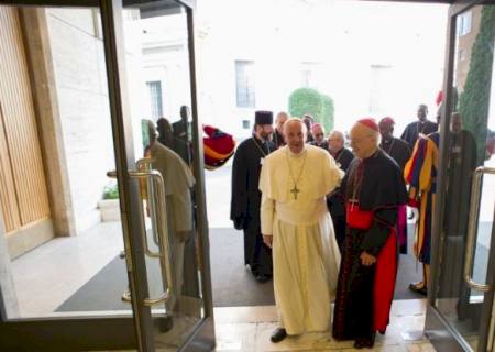 Papa Francisco faz visita surpresa a santuário franciscano