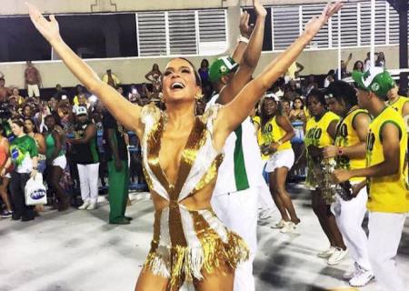 Claudia Leitte vai a ensaio técnico da Mocidade com protetor auricular