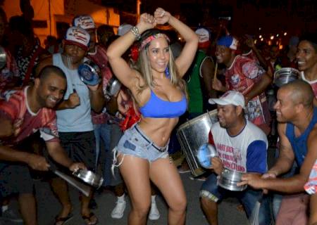 Mulher Melão exibe fartura e barriga sarada em ensaio para o carnaval