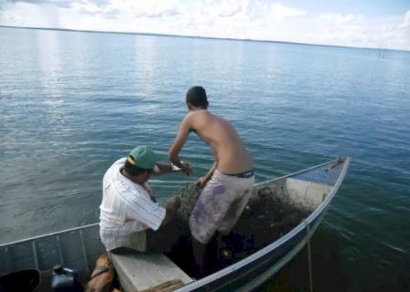 PMA prende pescador e apreende adolescente pescando com redes de pesca