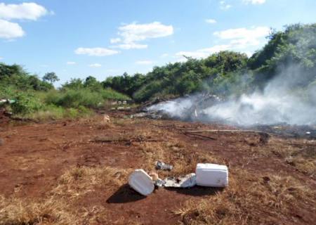 PMA autua arrendatário por abandonar e incendiar embalagens de agrotóxicos