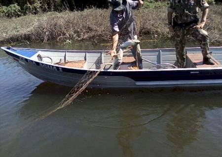 PMA flagra dois pescando ilegalmente no rio Ivinhema