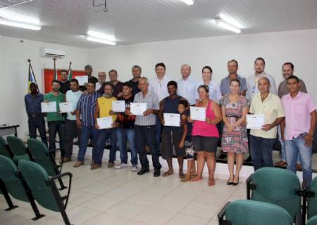 Aquicultores recebem certificado de conclusão do curso pesca em tanque rede