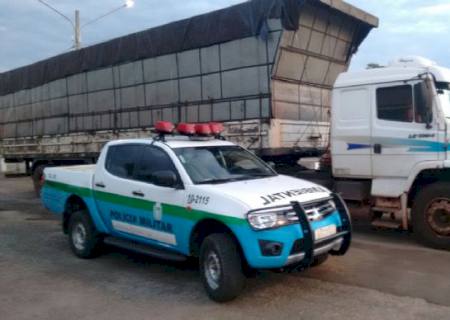 PMA apreende carreta carregada com carvão ilegal