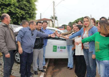 Deputado faz entrega oficial de veículo a Semas de Anaurilândia