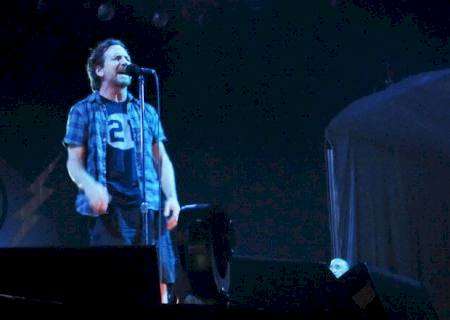 Vocalista do Pearl Jam expulsa fã para defender mulher em show