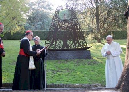 Papa inaugura monumento e pede oração ao Brasil por ''momento triste''