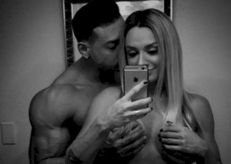 Felipe Franco e Juju Salimeni posam nus e sensualizam em selfie ousada