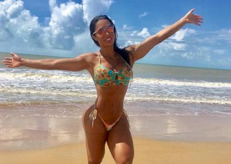 Gracyanne Barbosa exibe coxão e cinturinha em foto de biquíni na Bahia