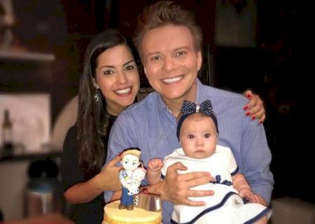 Michel Teló comemora aniversário com Thais Fersoza e a filha, Melinda