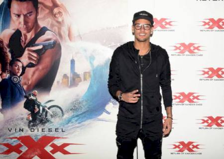 Neymar leva Marquezine para ver xXx: Reativado