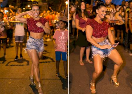 Com look curtinho, Viviane Araújo quebra tudo em ensaio de rua do Salgueiro