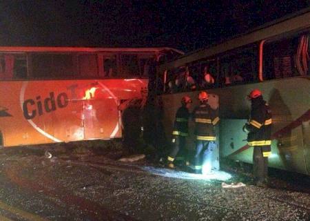 Acidente entre 2 ônibus deixa 7 mortos na região de Teodoro Sampaio