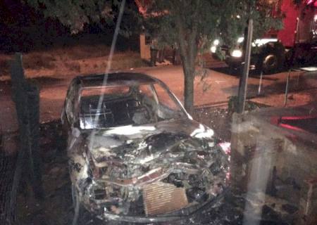 Carro fica destruído pelo fogo em Rosana