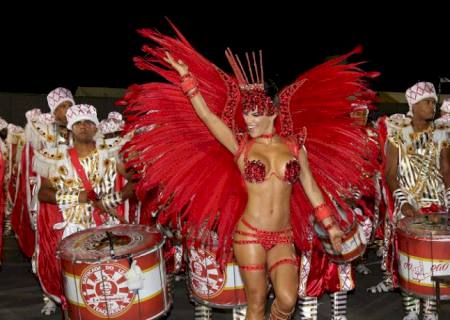 Madrinha de bateria investe R$ 12 mil em fantasia e exibe corpo no carnaval de SP