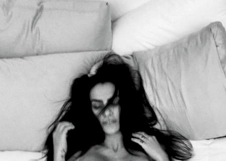 Cleo Pires aparece de topless em foto na web