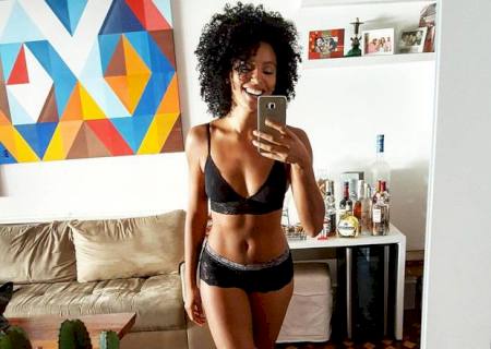 Sheron Menezzes posa de calcinha e sutiã para exibir corpo perfeito: ''Feliz''