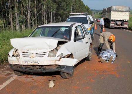 Homem morre após colisão entre carro e caminhão caçamba na MS-276