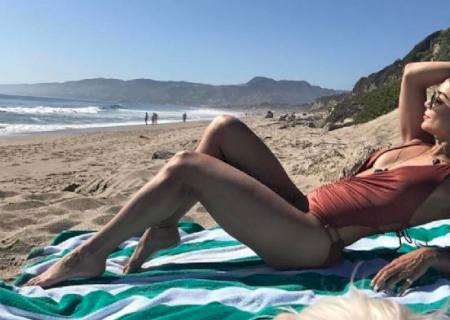 Vanessa Hudgens sensualiza em dia de praia