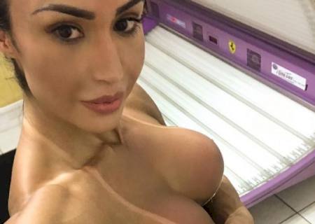 Gracyanne tira a roupa para mostrar bronzeado