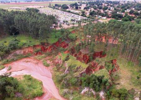 Erosão aumenta e avança sobre casas e cemitério de Ivinhema