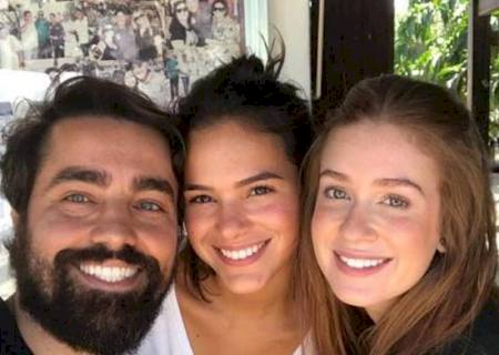 Marquezine e Marina Ruy Barbosa posam juntas