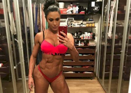 Gracyanne Barbosa faz selfie ousada e fãs elogiam