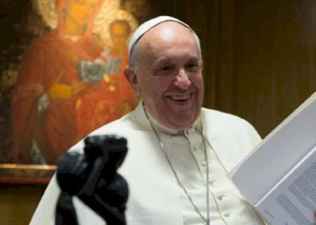 Papa Francisco pede ''corredores humanitários'' para socorrer migrantes