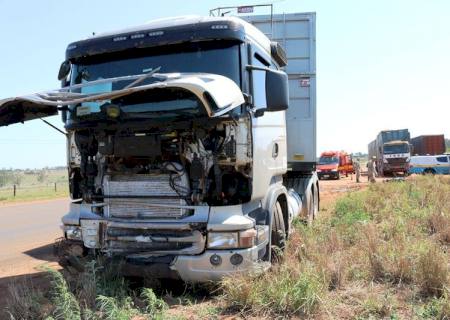 Jovem de moto colide de frente com caminhão e fica gravemente ferido em Ivinhema