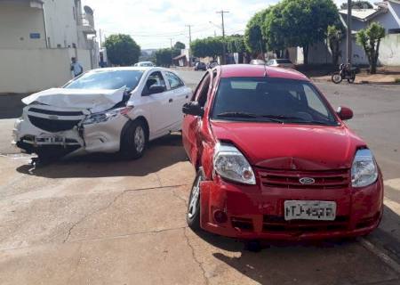 Veículos colidem em cruzamento na área central de Nova Andradina