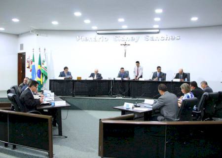 Com sessão extraordinária hoje, parlamentares abrem votação para aumentar número de vereadores