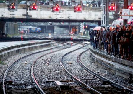 Quinto dia de greve deixa Paris sem transporte público e congestionada