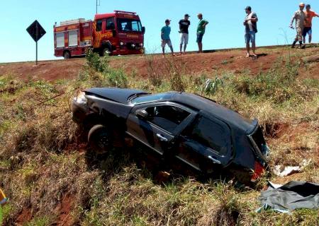 Mulher perde controle de carro e cai em ribanceira em Dourados