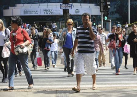 Taxa de desemprego no Brasil cai para 11,8%, revela IBGE