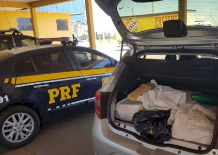 Traficante abandona carro com 219 kg de maconha, após fugir da PRF em Bataguassu