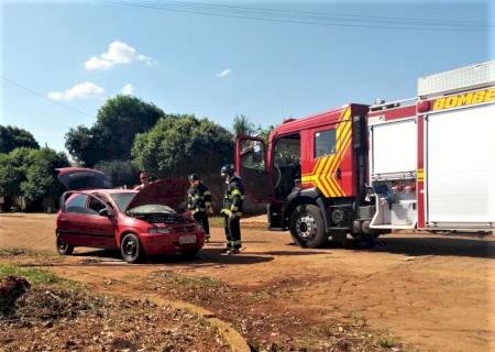 Corpo de Bombeiros contém incêndio em carro em Nova Andradina