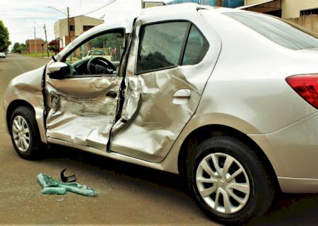 Caminhão colide na lateral de carro e deixa condutor ferido em Nova Andradina