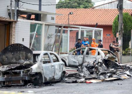 Avião cai em Belo Horizonte e mata três pessoas