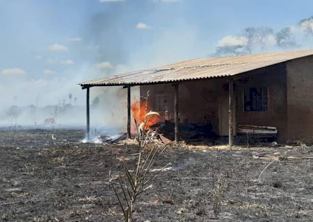 Fogo em vegetação chega próximo a casas em Nova Andradina