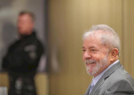 STJ suspende julgamento que pode anular sentença de Lula