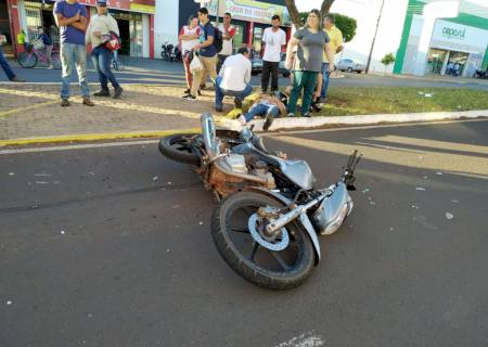 Durante manobra, carro invade avenida e colide com moto no centro de Nova Andradina